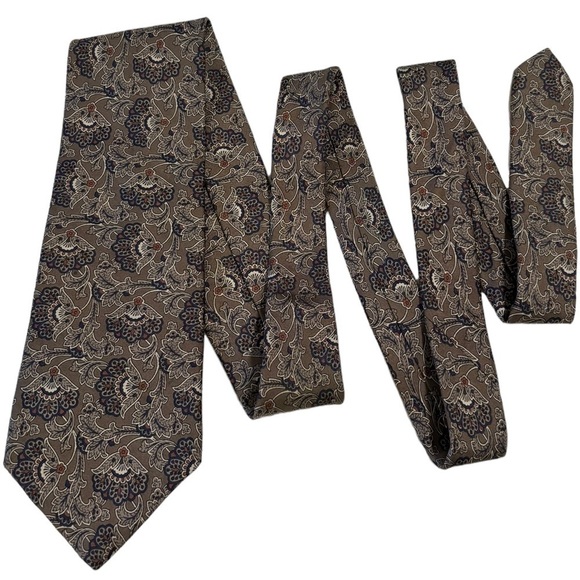 Claiborne Other - Vintage Claiborne art deco 100% made in Italy tie